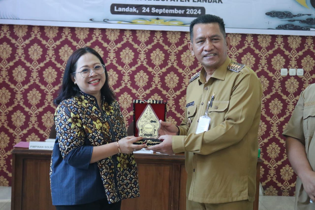 CINDERAMATA: Pj Bupati Gutmen Nainggolan bertukar cinderamata dengan Yayasan Solidaridad Network Indonesia di Kantor Bupati Landak.