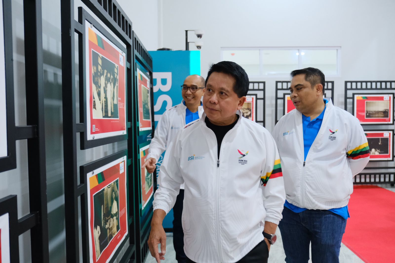 Direktur Utama BSI Hery Gunardi (tengah) didampingi Direktur Sales & Distribution BSI Anton Sukarna (kanan) saat dan Direktur Risk Management BSI Grandhis Helmi Harumansyah (kiri) saat menyusuri.