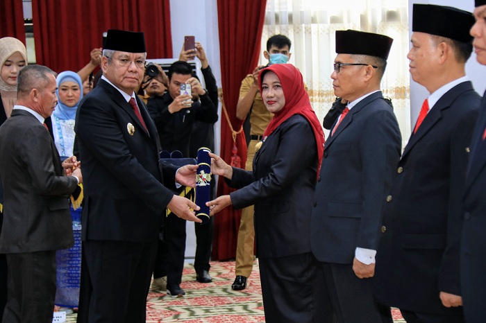 PENGUKUHAN: Penjabat Gubernur Kalbar Harisson saat mengukuhkan lima Pjs Bupati di Kalbar.