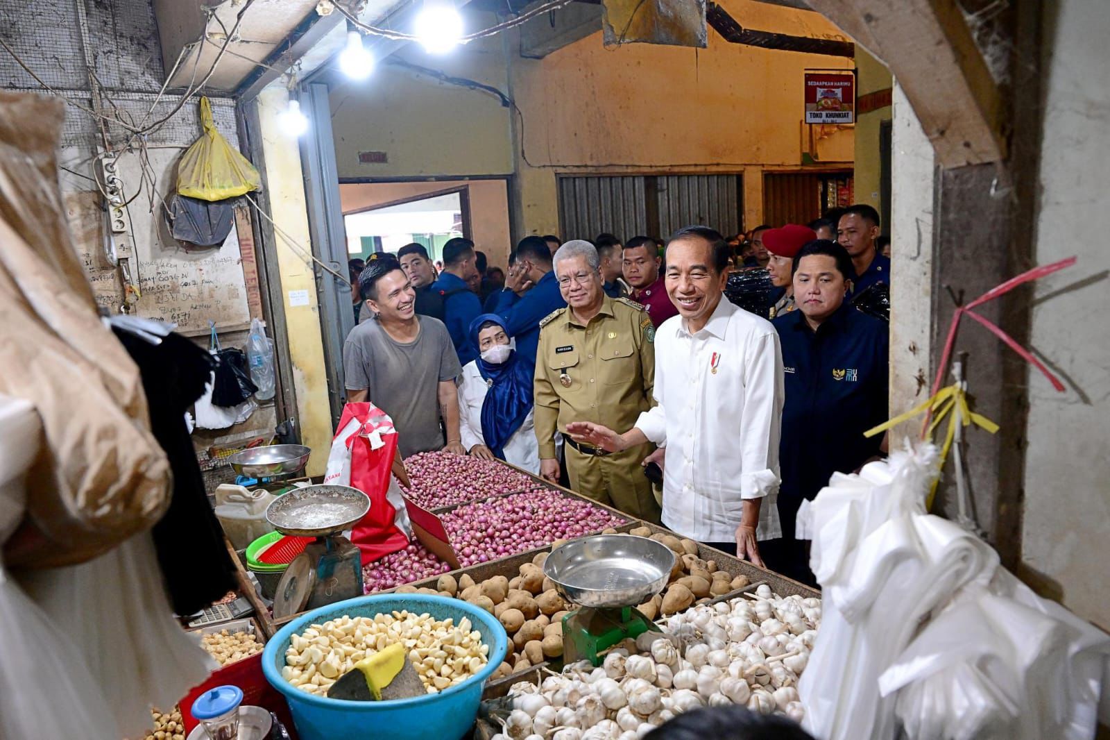 TINJAU: Presiden Joko Widodo saat meninjau Pasar Mawar di Kota Pontianak, didampingi Penjabat Gubernur Kalbar Harisson