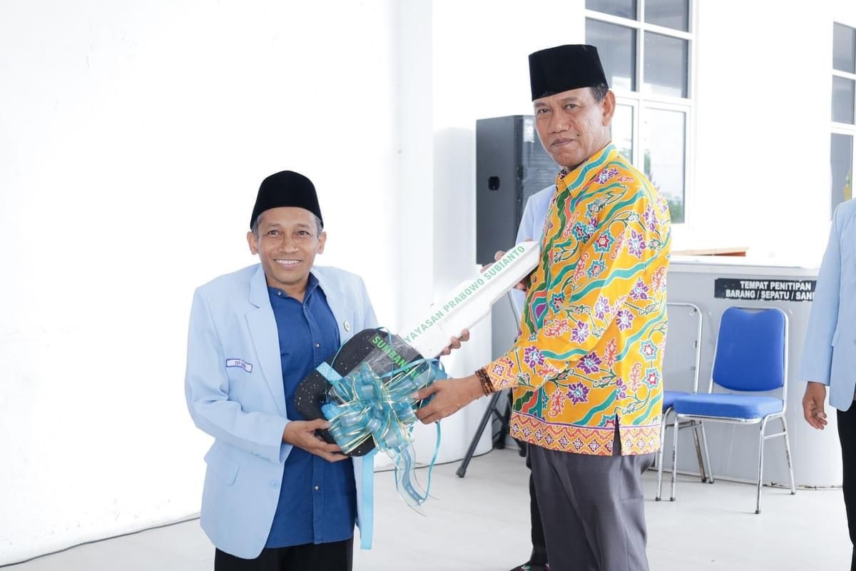 SERAHKAN MOBIL: Wabup Ketapang, Farhan, menyerahkan Mobil Pemelihara Masjid kepada Ketua DPD BKPRMI Ketapang, Edy Karnaen.