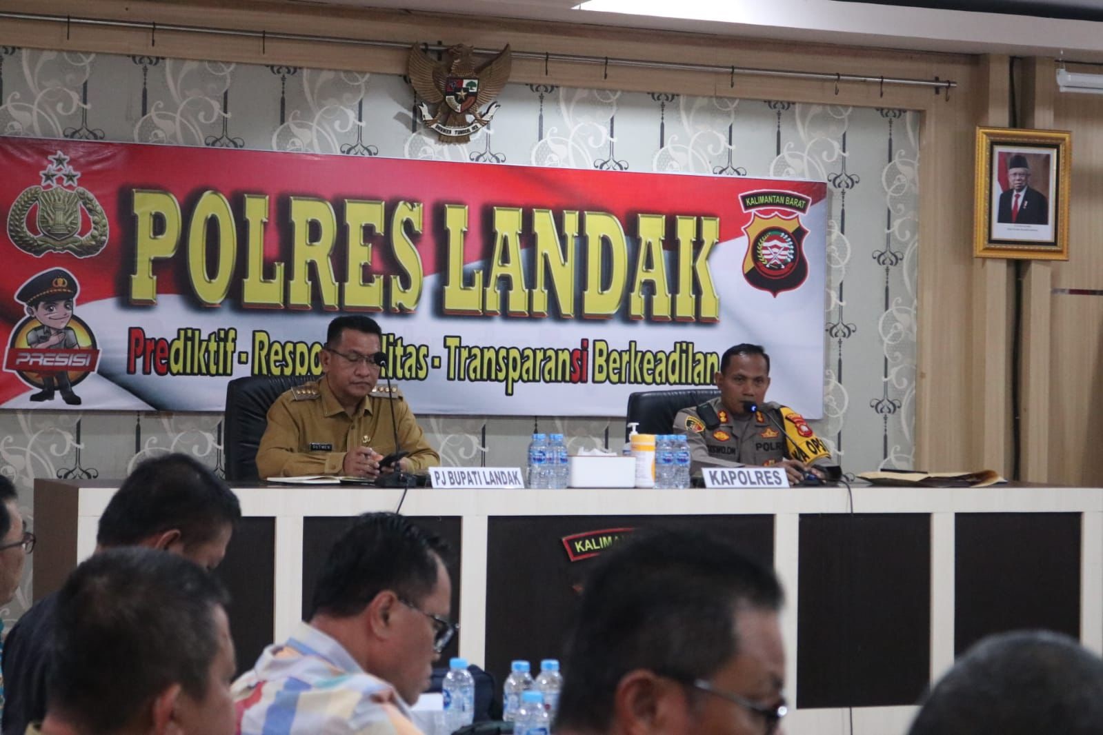 MEDIASI: Pj Bupati Landak Gutmen Nainggolan dan Polres Landak menggelar mediasi antara warga dengan PT. Satria Multi Sukses di Mapolres Landak.