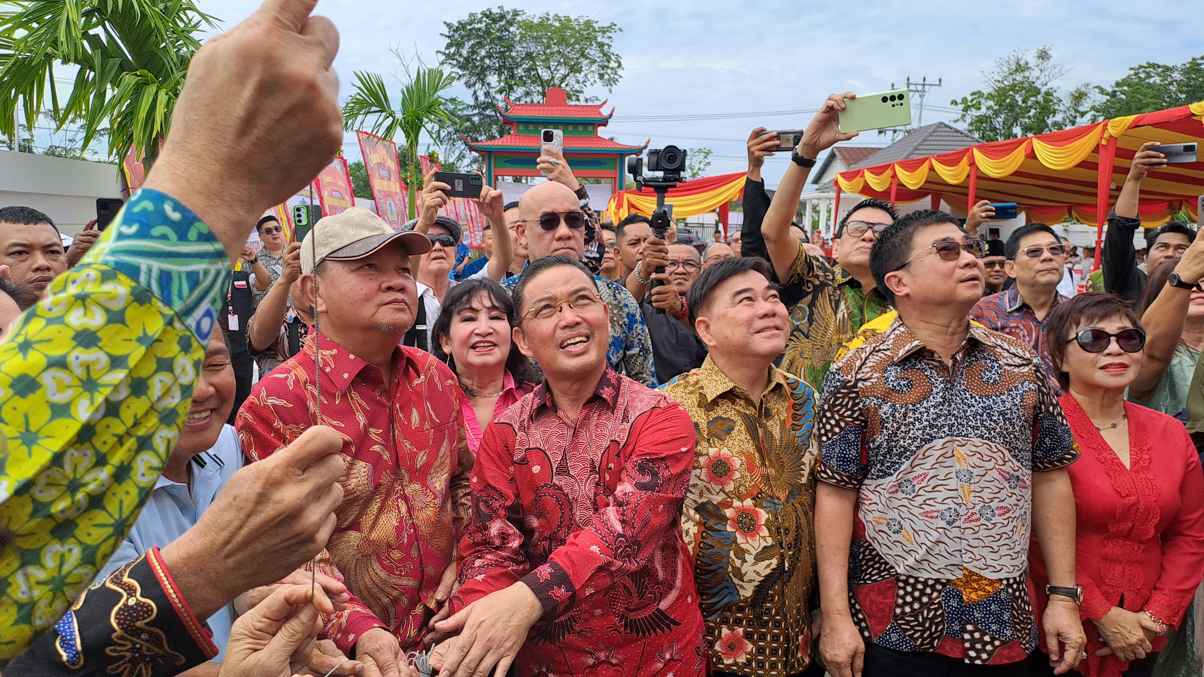 Ria Norsan bersama para petinggi Yayasan Bhakti Suci saat meresmikan Krematorium dan Rumah Abu.