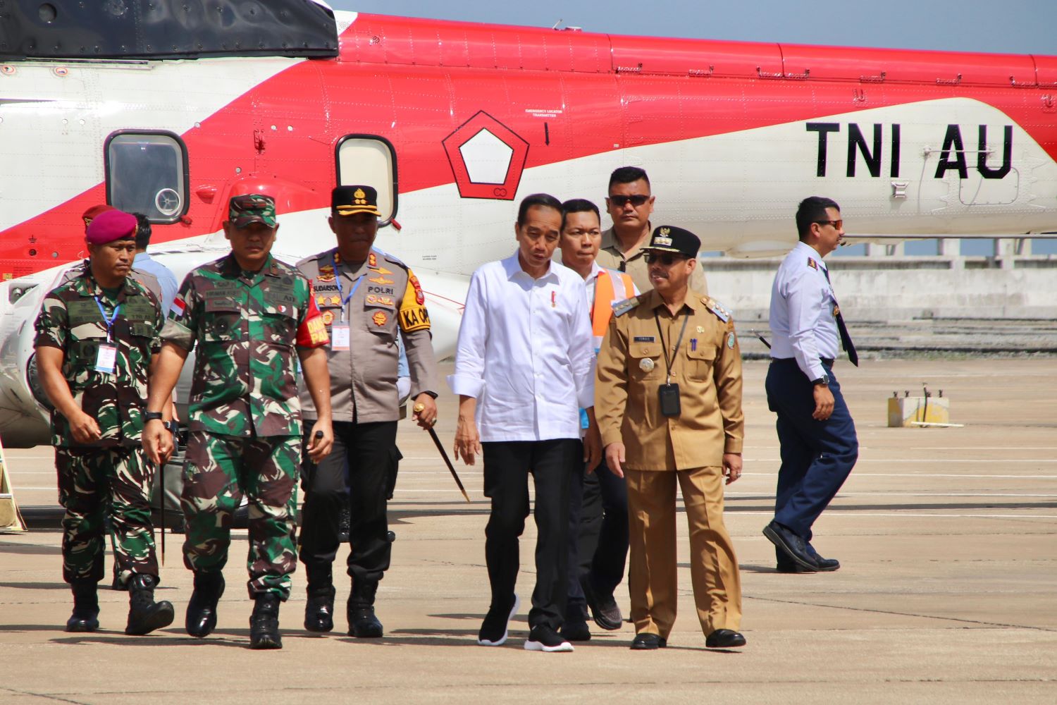 SAMBUT : Pj Bupati Mempawah Ismail saat menyambut kedatangan Presiden Jokowi.