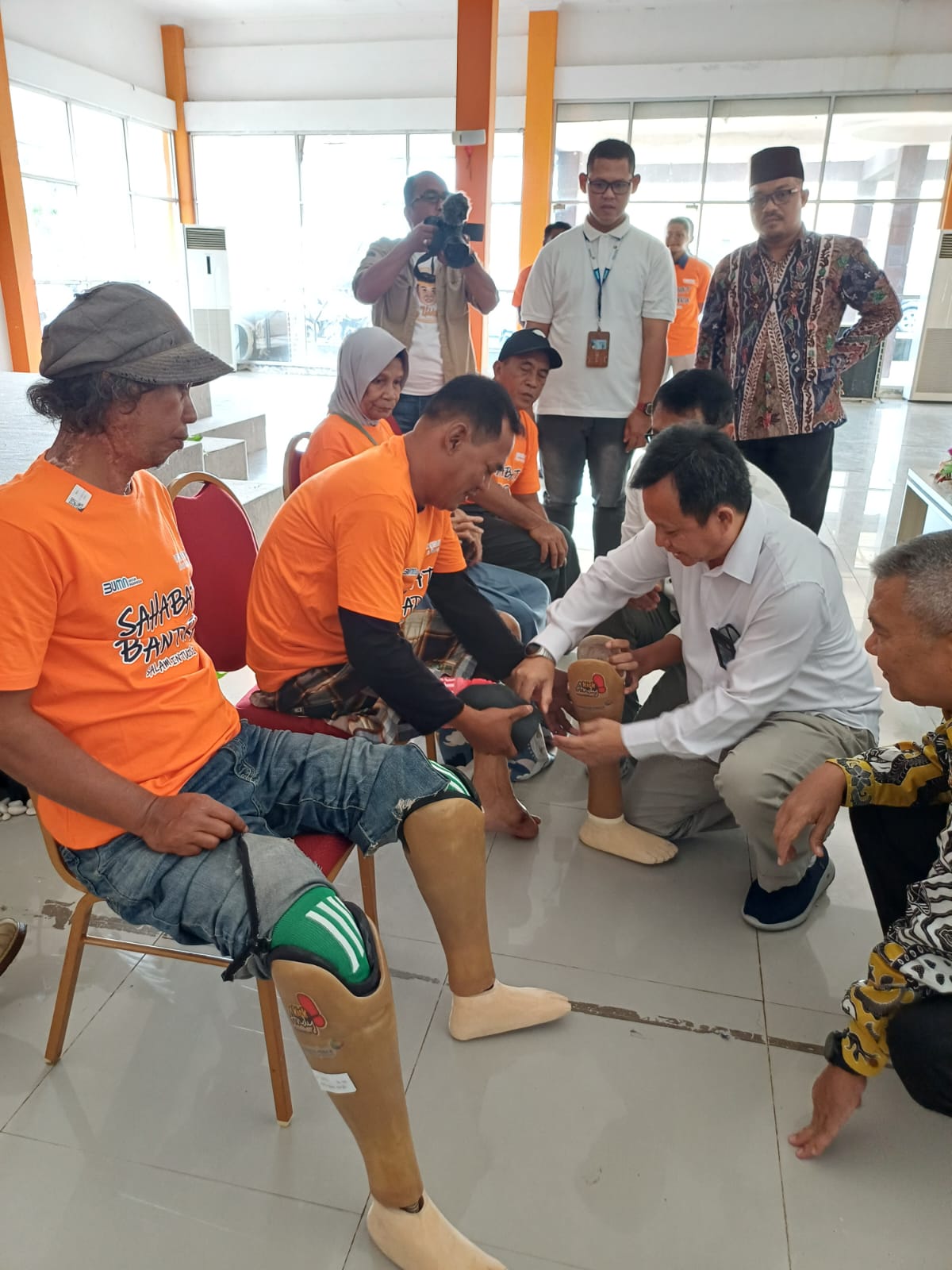 EGM Bandara Supadio, Muhamad Iwan Sutisna memasangkan sepatu palsu bagu warga difabel di Kubu Raya.