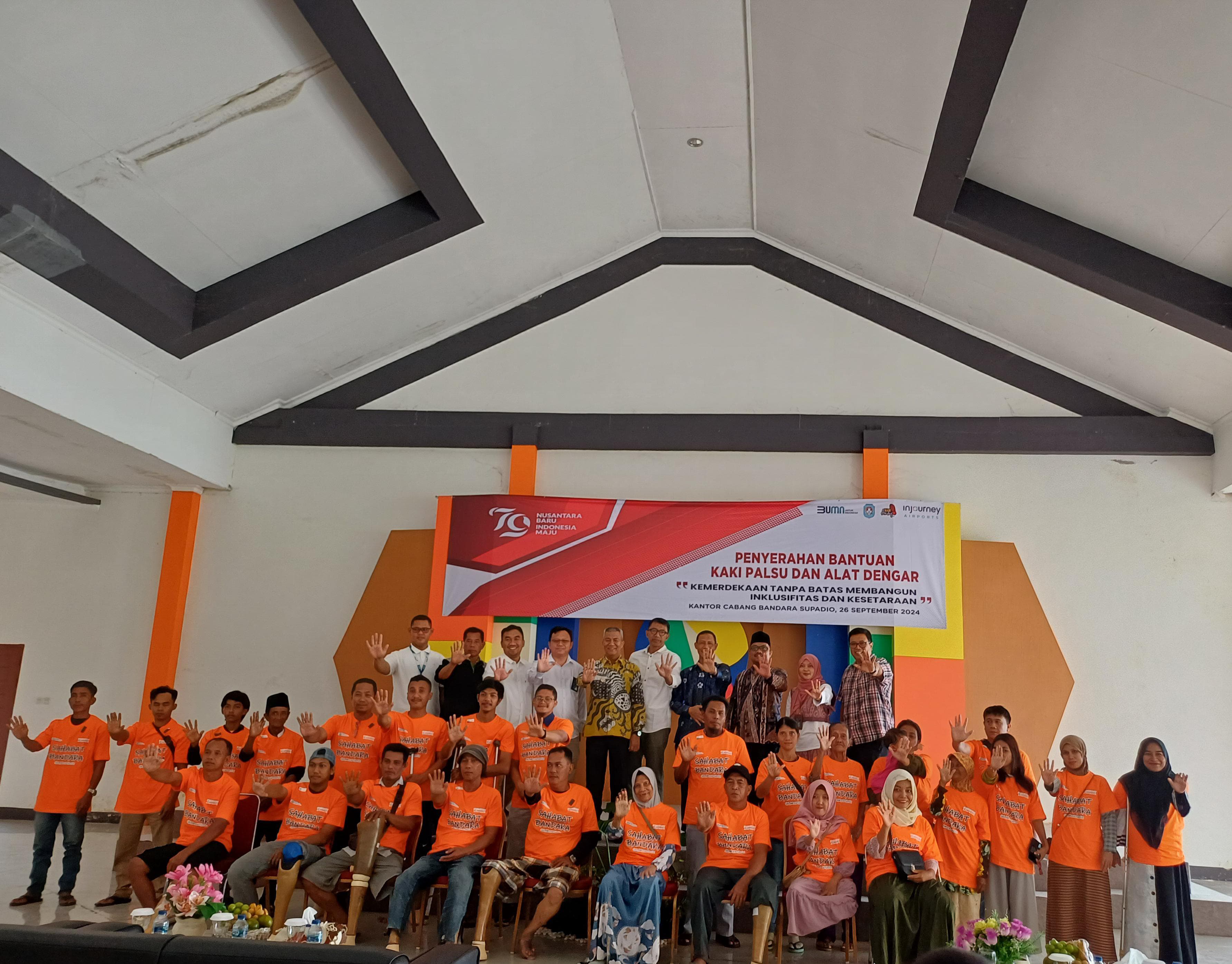 EGM Bandara Supadio, Muhamad Iwan Sutisna bersama Pj Bupati Kubu Raya, Syarif Kamaruzaman dan Ketua Yayasan Kick Andy Foundation, Ali Sadikin berfoto bersama penerima bantuan.