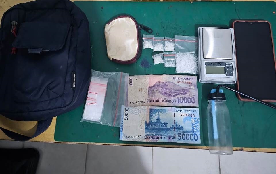 BARANG BUKTI: Barang bukti Narkoba yang didapat Polres Sambas penggerebekan di sebuah rumah kontrakan di Dusun Mawar, Kecamatan Tebas, belum lama ini.