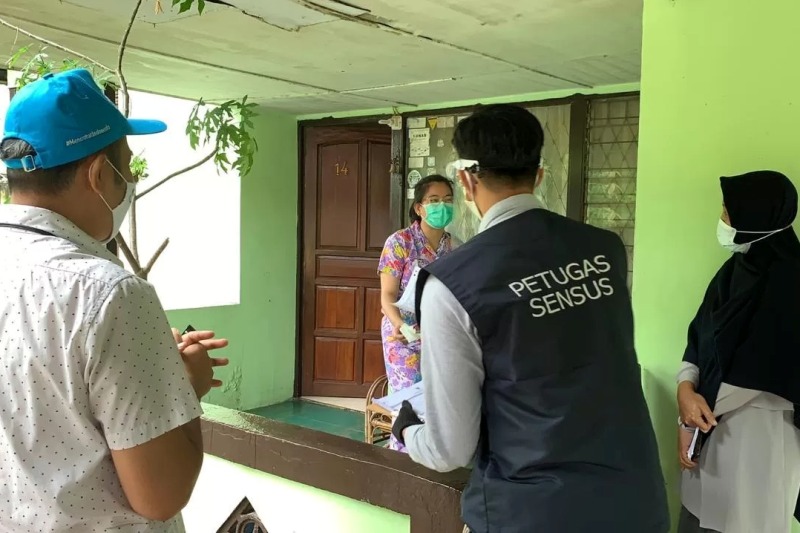 DATANGI WARGA: Seorang petugas Sensus Penduduk 2020 di Kota Pontianak pada 2020 lalu mendatangi warga dengan didampingi ketua RT setempat.