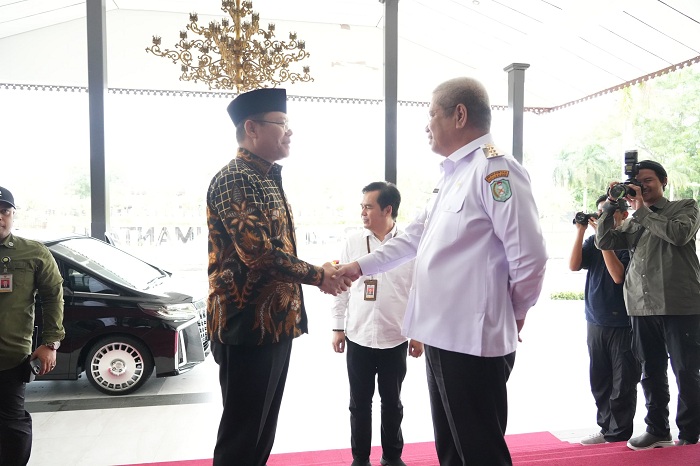 KUNJUNGAN: Harisson saat menerima kunjungan kehormatan Utusan Khusus Presiden (UKP) Bidang Kerja Sama Pengentasan Kemiskinan dan Ketahanan Pangan Muhammad Mardiono.