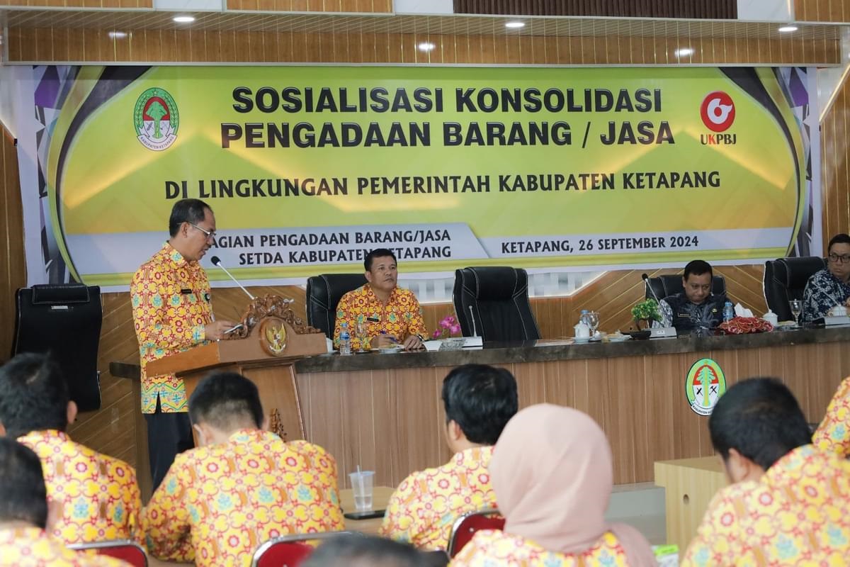 ARAHAN: Pj Sekda, Donatus Franseda, memberikan arahan saat membuka sosialisasi pengadaan barang dan jasa, Kamis (26/9).