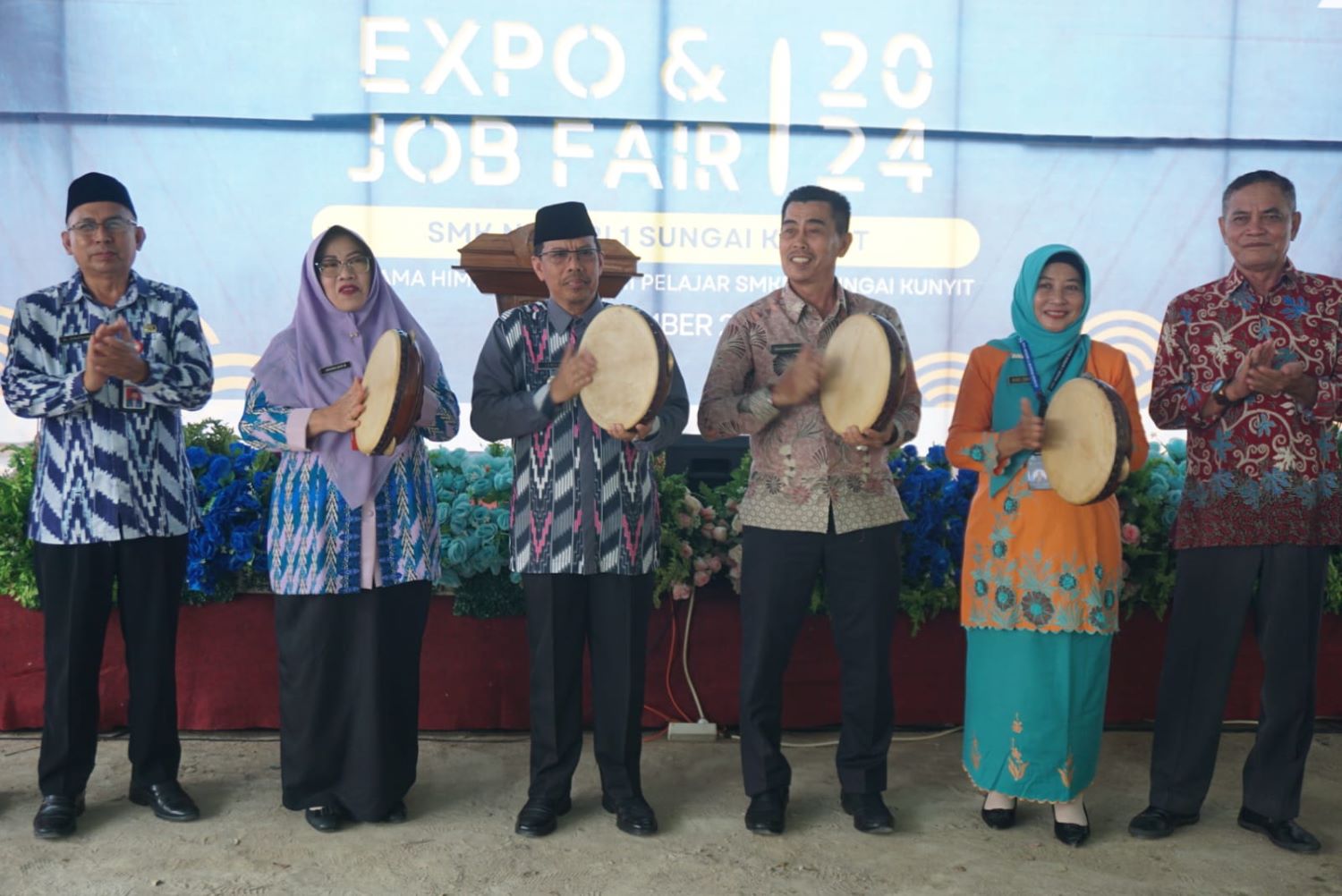 MEMBUKA: Penjabat Bupati Ismail memukul tar saat membuka Job Fair SMK Negeri 1 Sungai Kunyit.