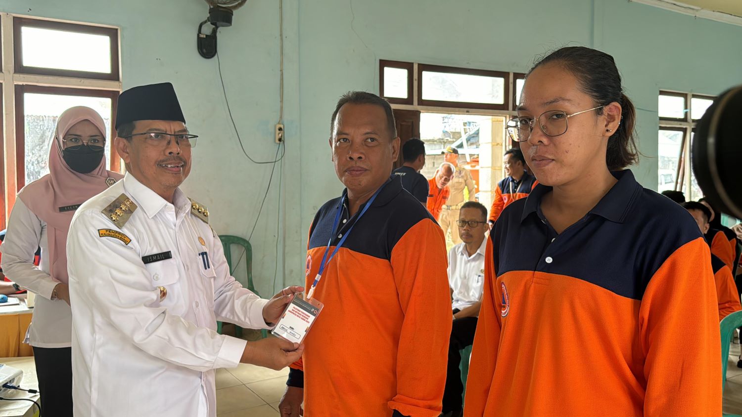 PELATIHAN: Pj Bupati Mempawah Ismail mengalungkan tanda peserta pelatihan dan mitigasi bencana.