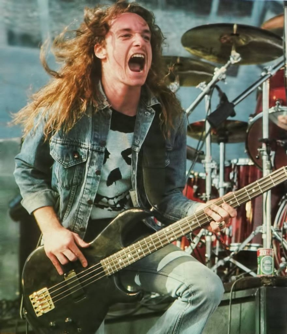 Mendiang Cliff Burton, Bassis Metallica.