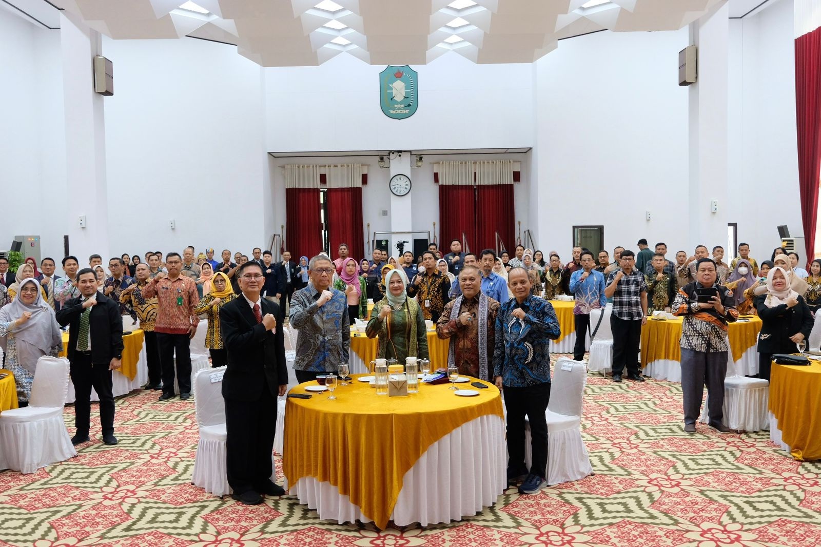 SEMINAR : Sutarmidji foto bersama usai menjadi narasumber Seminar Nasional Apvokasi yang digelar di Balai Petitih, Kantor Gubernur, Kamis (26/9). ISTIMEWA