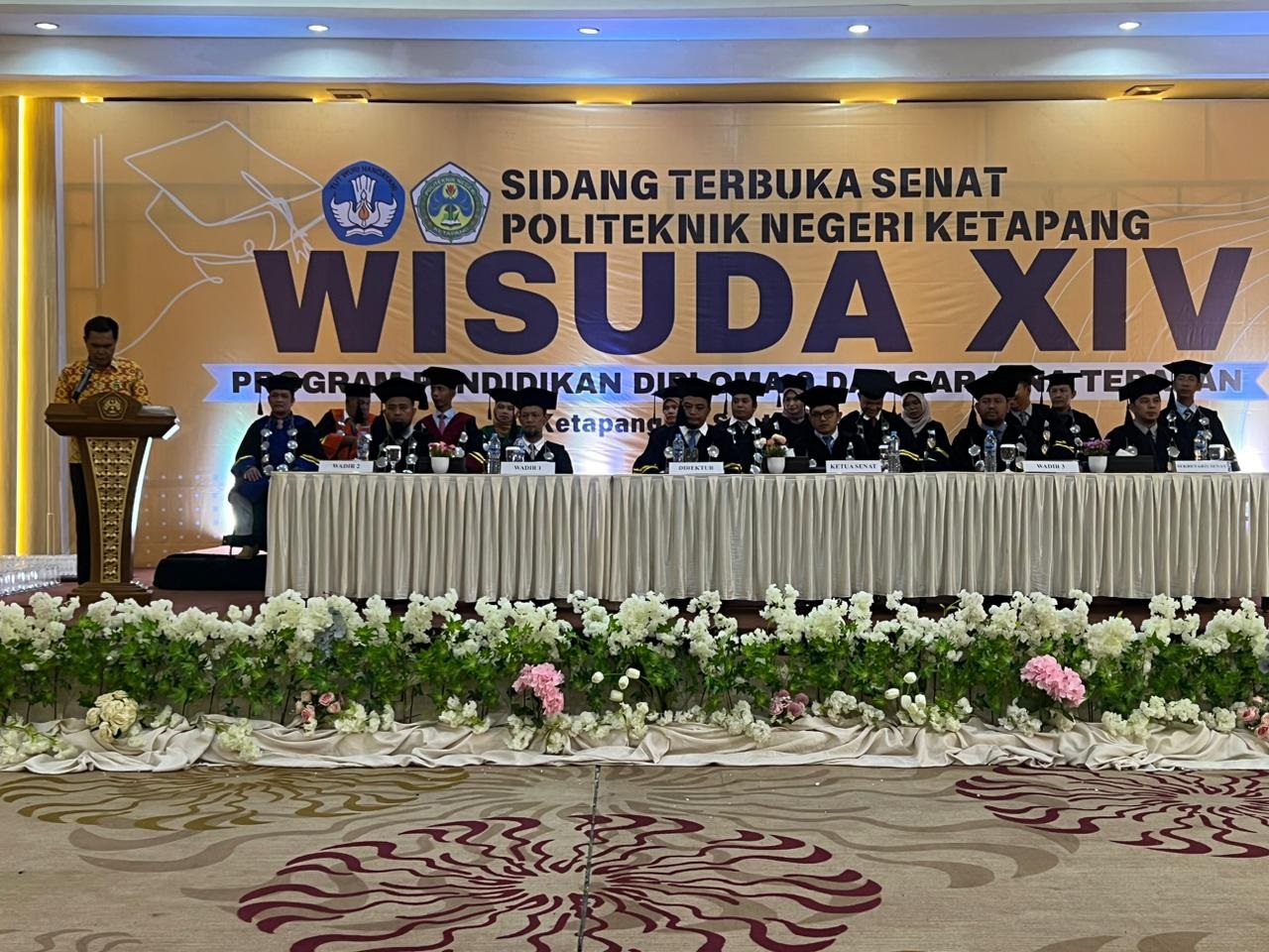 WISUDA: Asisten Sekda, Heryandi, menghadiri wisuda ke-14 Politeknik Negeri Ketapang, Kamis (26/9).