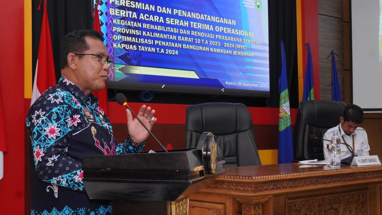 BMN : Penjabat (Pj) Bupati Sanggau, Suherman saat kegiatan penandatangan berita acara serah terima barang milik negara (BMN) dari Balai Prasarana Permukiman Wilayah Kalimantan B