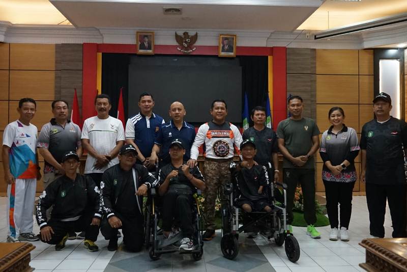 Atlet Paralympic asal Sanggau yang akan memperkuat Kalbar berfoto bersama Pj Bupati Sanggau, Suherman sebelum keberangkatan, Jumat (27/9).