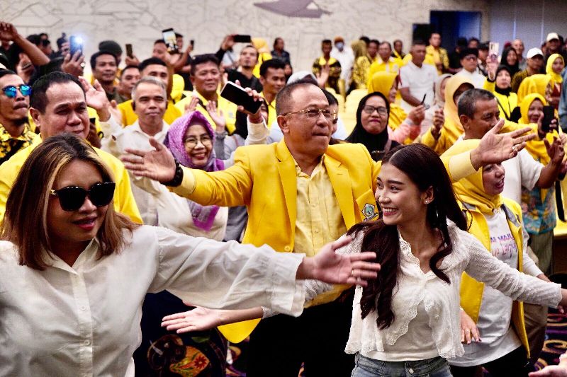 Calon Wagub Kalbar nomor urut 1, Didi Haryono joget #LanjotAgik bersama para influencer, kader Partai Golkar, simpatisan, dan pendukung usai acara Konsolidasi Pilkada Partai Golkar, Kamis (26/9)