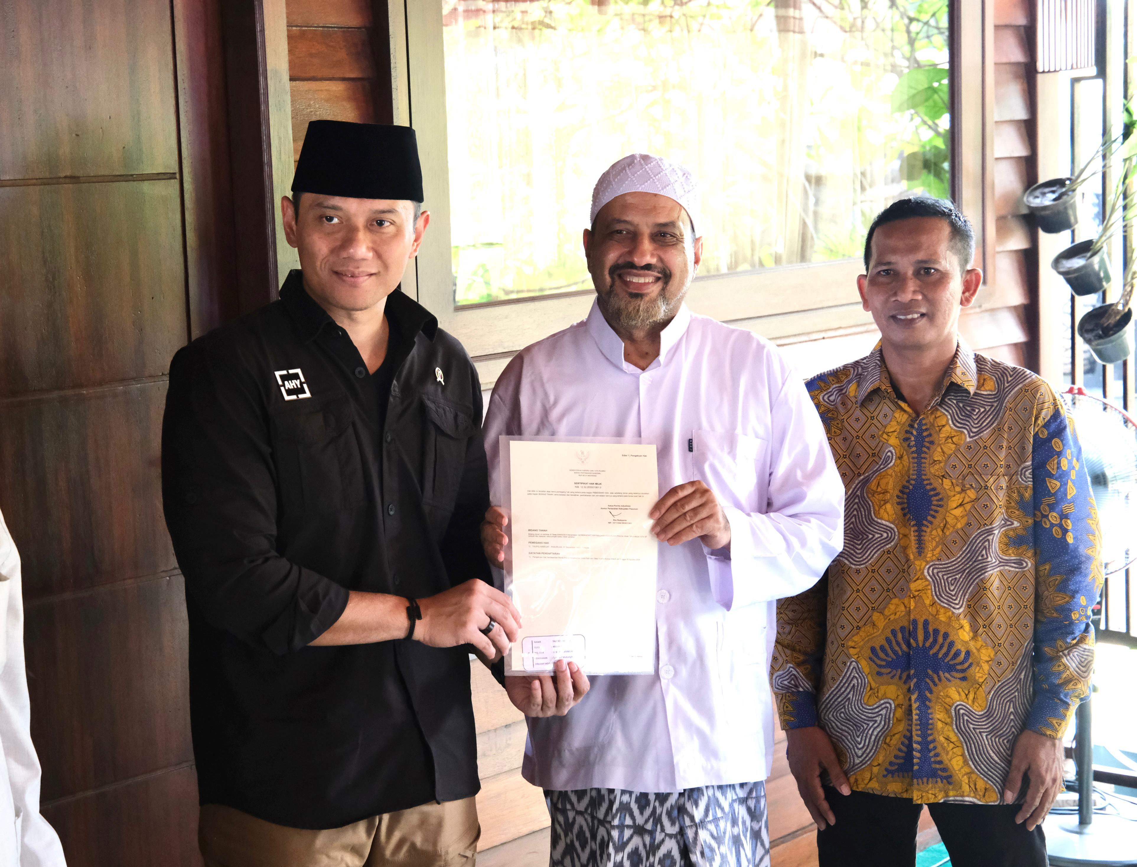 Agus Harimurti Yudhoyono (AHY) menyerahkan 52 Sertipikat Tanah Elektronik hasil program Pendaftaran Tanah Sistematis Lengkap (PTSL) di Desa Ranggeh, Kecamatan Gondangwetan, Kabupaten Pasuruan.