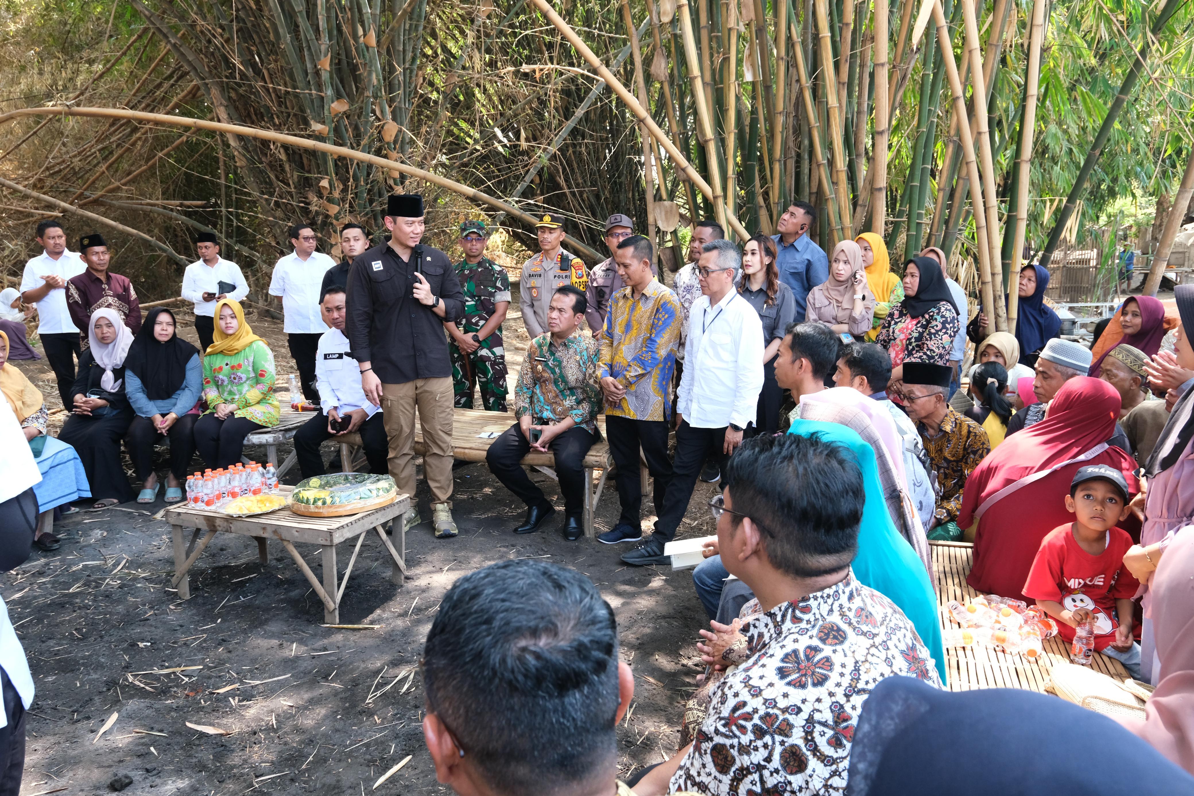 Agus Harimurti Yudhoyono (AHY) mengajak masyarakat untuk mendaftarkan tanahnya agar mendapatkan nilai ekonomi dan modal usaha.