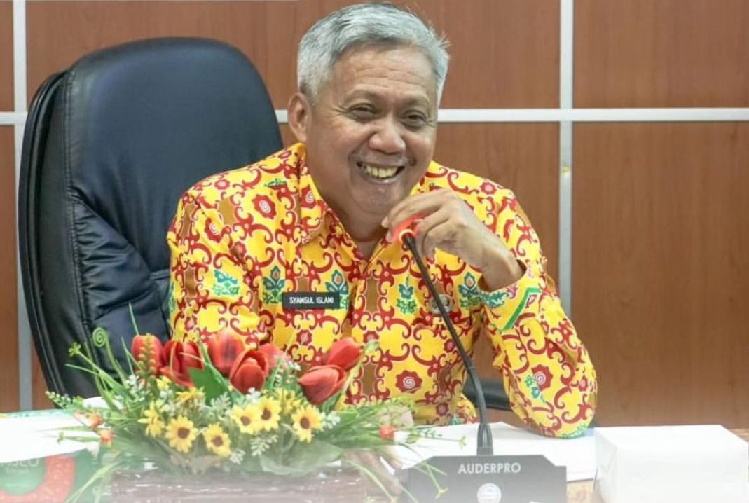 ARAHAN: Asisten Sekda, Syamsul Islami, memberikan arahan saat memimpin rapat percapatan penyaluran DAK fisik tahap II, Kamis (26/9).