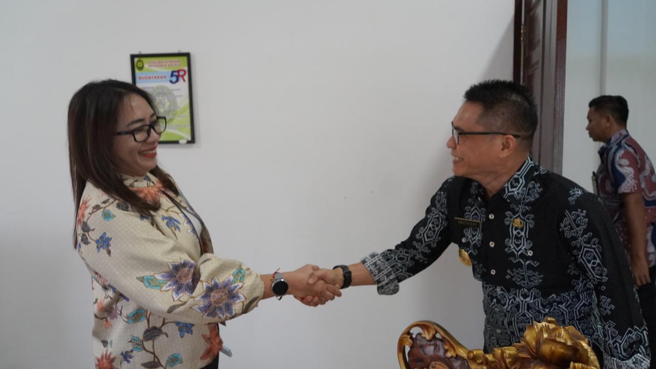 SILATURAHMI: Pjs Bupati Kapuas Hulu (kanan) saat bersilaturahmi dengan Kepala Pengadilan Negeri Putussibau.