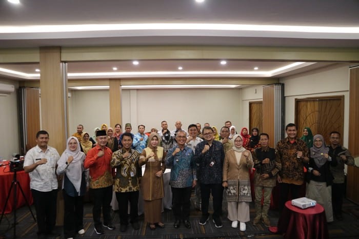 DIABADIKAN: Foto bersama usai Rakor Daerah Penguatan Guru PAUD pada Perencanaan Implementasi Wajib Belajar 13 Tahun di Daerah 3T, serta Perbatasan Provinsi Kalbar di Hotel Horison Singkawang.