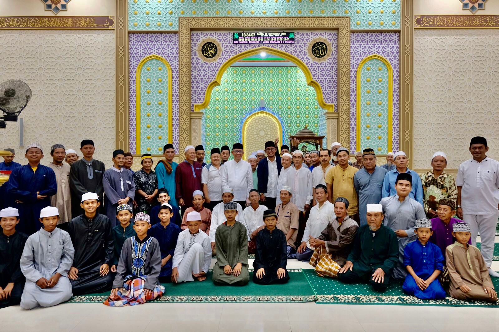 BERSAMA: Sutarmidji foto bersama jemaah Masjid Jami Al-Huda Mentibar, Kecamatan Paloh, Kabupaten Sambas, Sabtu (28/9).