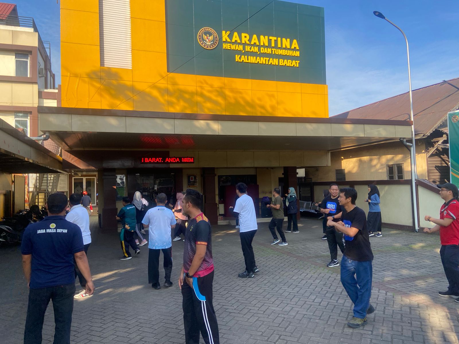 BRI BO Pontianak saat menggelar sosialisasi dan senam bersama pegawai Balai Karantina Kalimantan Barat di Jalan Komyos Sufarso, Pontianak.