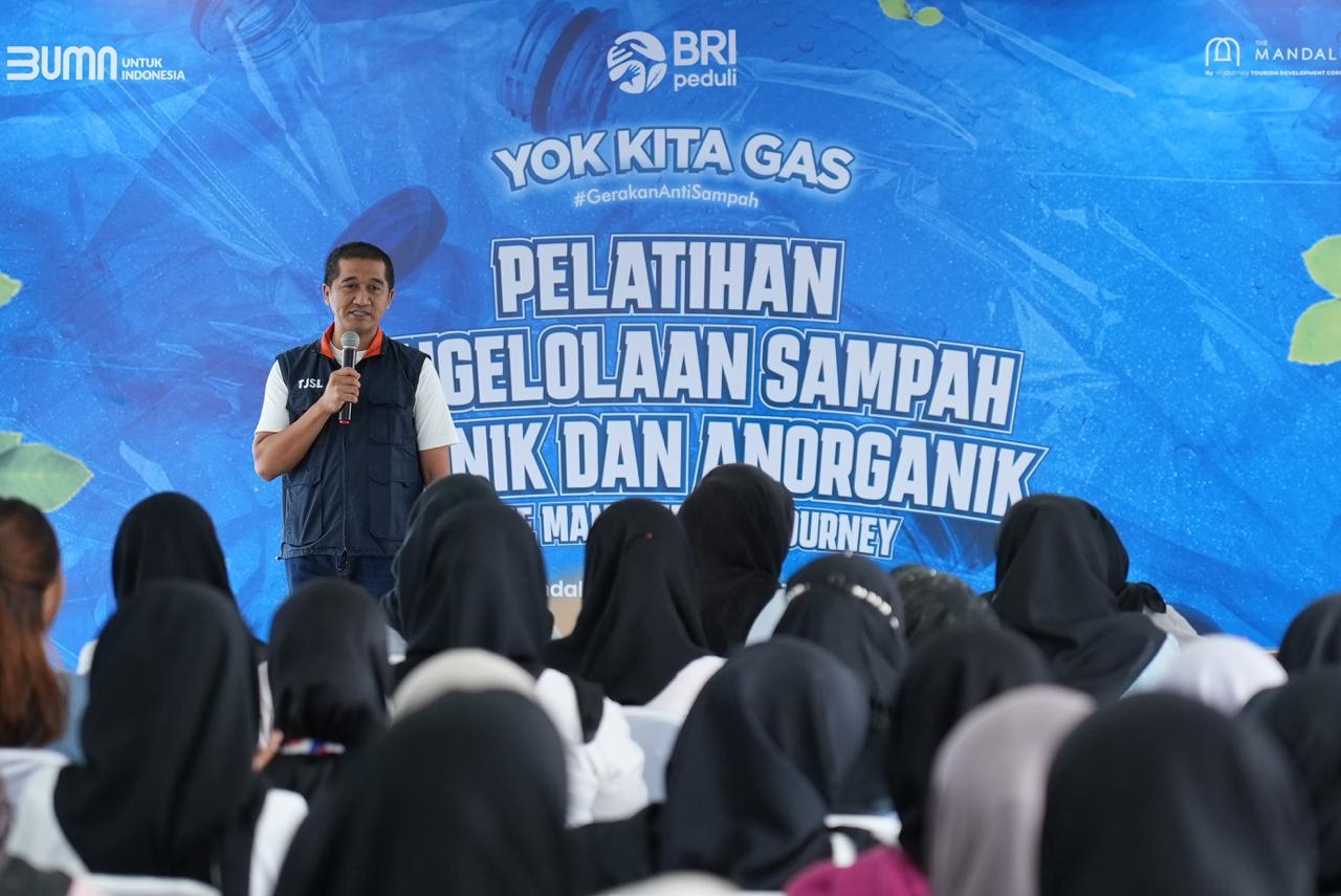 BRI Peduli saat menggelar pelatihan pengelolaan sampah organik dan anorganik.