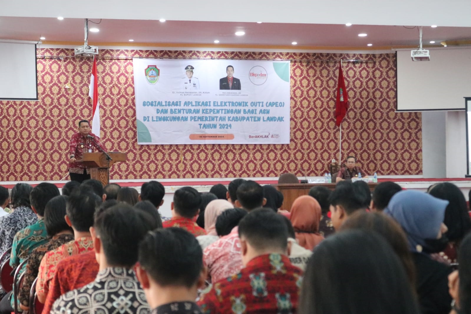 BUKA ACARA: Penjabat Bupati Landak Gutmen Nainggolan saat membuka sosialisasi Aplikasi Elektronik Cuti (APEC) di Aula Kantor Bupati Landak, Kamis (26/9).