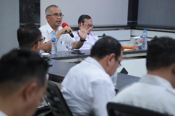 EVALUASI: Pj Wali Kota Singkawang, Sumastro memberikan arahan dalam Evaluasi Intervensi Untuk Kelurahan Target Open Defecation Free (ODF) tahun 2024 di Ruang Bumi Bertuah Kantor Wali Kota.