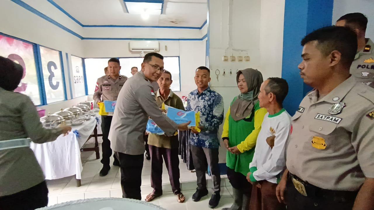BANTUAN: Kapolres Sambas AKBP Sugiyatmo saat menyampaikan bantuan kepada masyarakat di Pos Lantas Sambas.