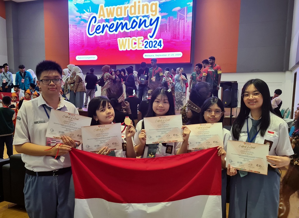 BERPRESTASI: Foto: Tim&nbsp;Gembala Baik dari kiri Wirya, Jennifer, Nadine, Fransiska, dan Jeslyn sesaat setelah menerima medali emas ajang WICE 2024 di MAHSA University, Jenjarom, Selangor, Malaysia.