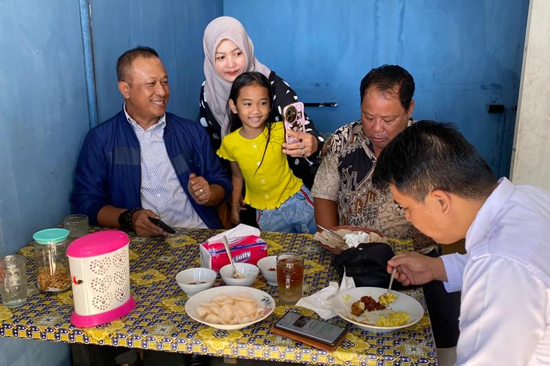 SWAFOTO : Cawagub Kalbar Didi Haryono bertemu warga yang mengajak swafoto di Kabupaten Landak, Sabtu (28/9).&nbsp;