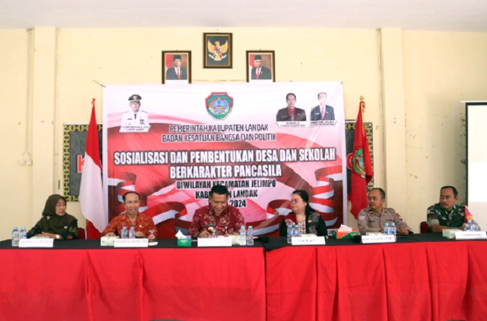 SOSIALISASI: Penjabat Bupati Landak Gutmen Nainggolan saat membuka sosialisasi dan pembentukan desa dan sekolah berkarakter Pancasila di wilayah Kecamatan Jelimpo.