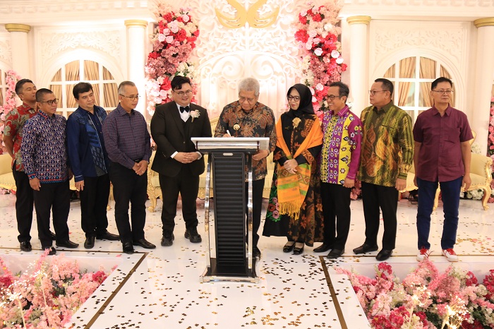 RESMIKAN: Harisson menandatangani prasasti saat peresmian Icon Convention Hall Singkawang yang merupakan milik PT Topindo Ikon Properti.