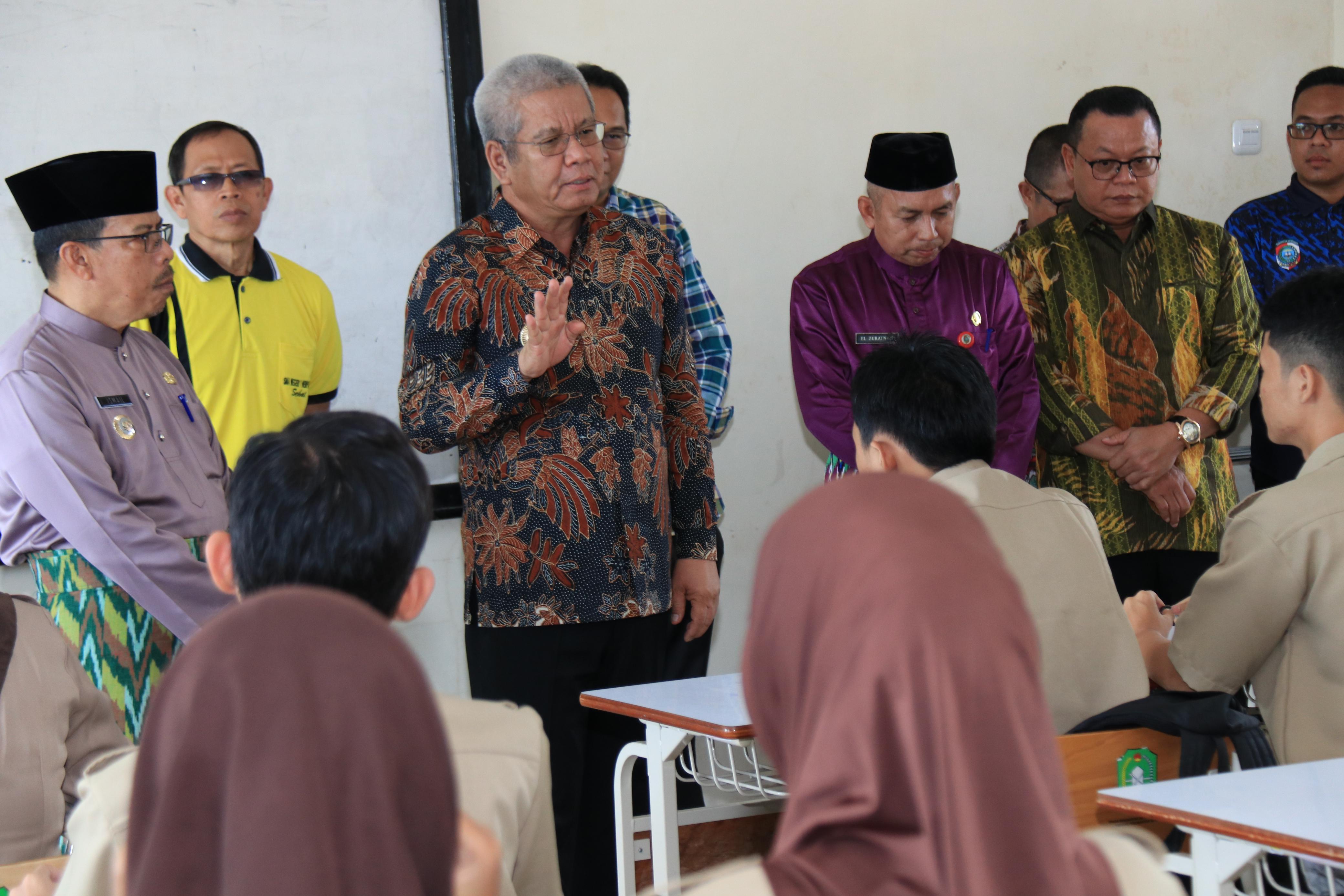 TINJAU: Harisson saat berdialog dengan siswa ketika meninjau sekolah di Sekolah Menengah Atas Negeri 2 Singkawang&nbsp;.