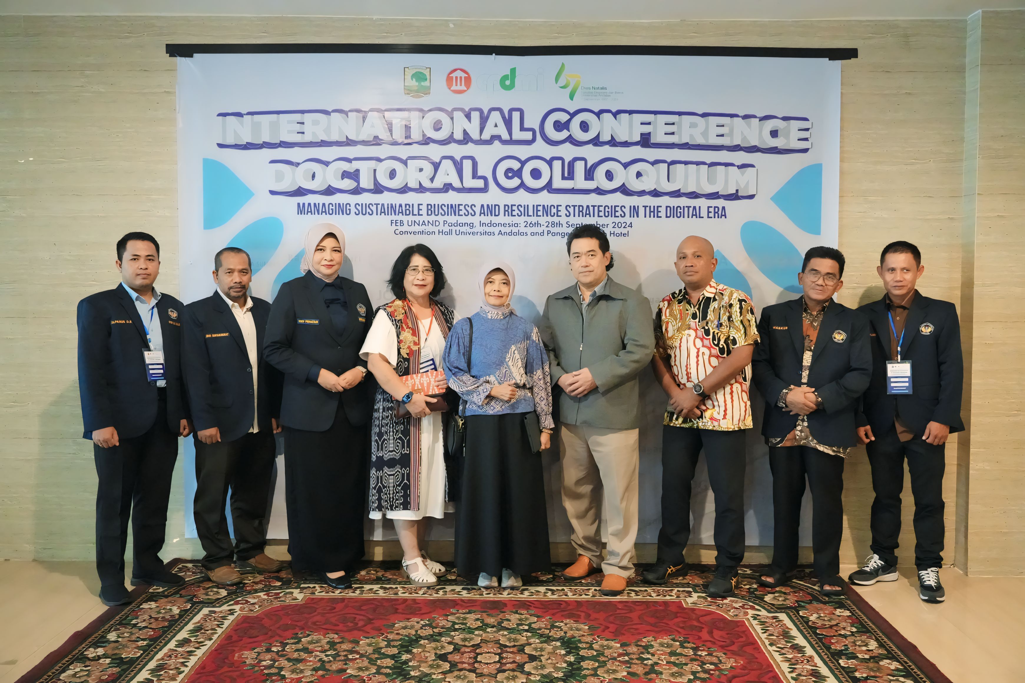 BERSAMA: Lima mahasiswa&nbsp;Program&nbsp;Studi&nbsp;Doktor&nbsp;Ilmu&nbsp;Manajemen, FEB, Untan foto bersama para dosen usai mengikuti&nbsp;International Conference Doctoral Colloquium&nbsp;(ICDC)&nbsp;di Unand Padang,&nbsp;Kamis (26/9).
