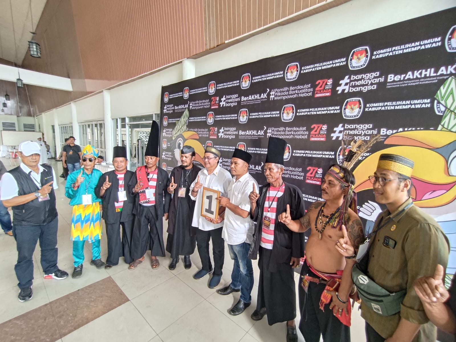 BERSAMA: Paslon nomor urut satu saat bersama pendukungnya.