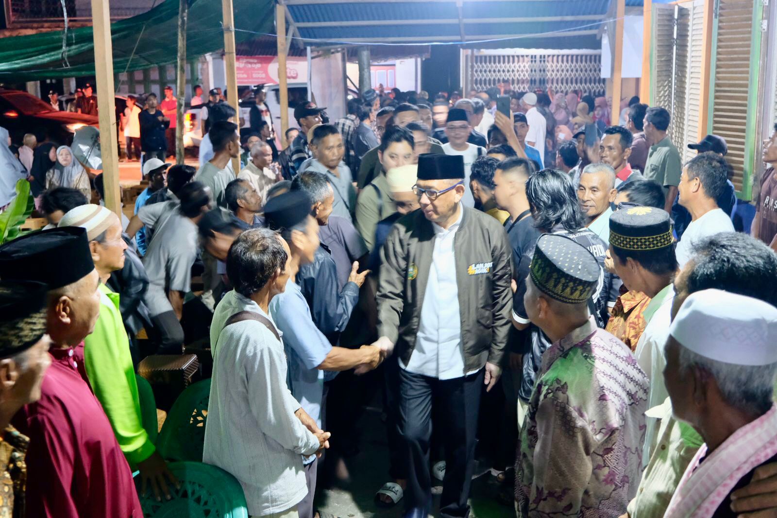 DIALOGIS : Calon Gubernur Kalbar nomor urut 1, Sutarmidji menyalami warga saat menggelar kampanye dialogis di Kecamatan Paloh, Kabupaten Sambas, Sabtu (28/9).