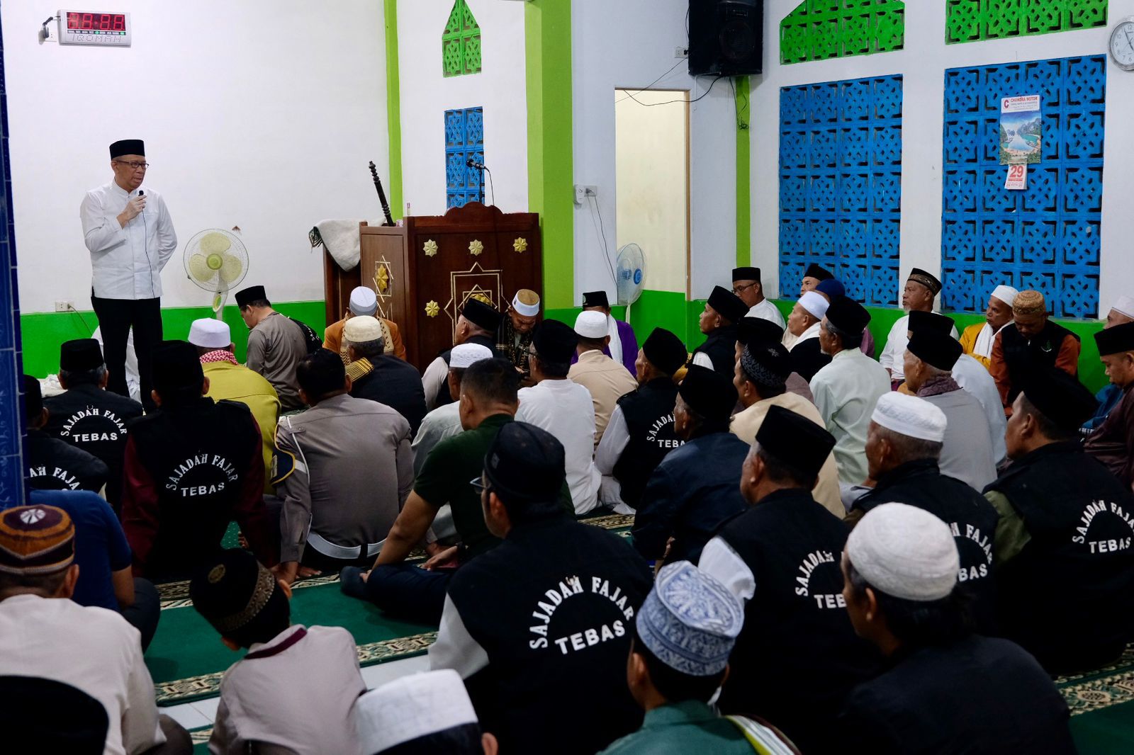 TEBAS : Sutarmidji berbagai ilmu dengan puluhan jemaah Sajadah Fajar Tebas di Masjid Sabilil Khair, Desa Maktangguk, Kabupaten Sambas, Minggu (29/9).