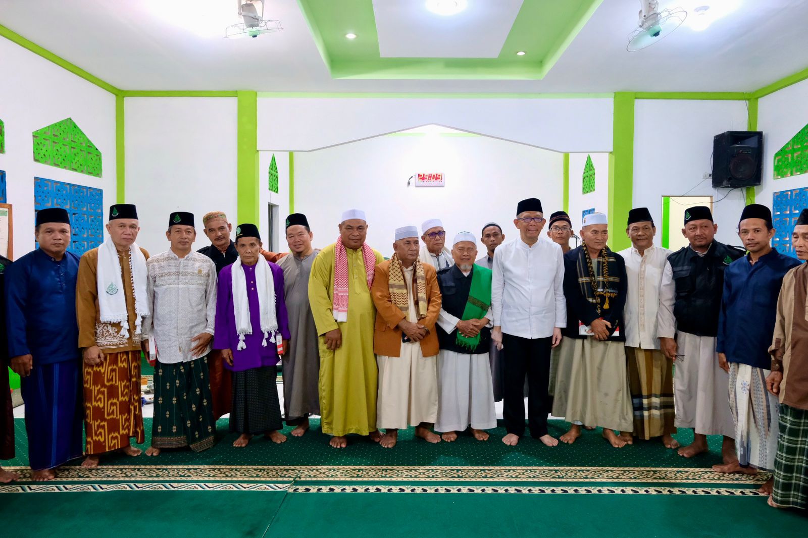 SILATURAHMI: Foto bersamaa Sutarmidji dengan jemaah Sajadah Fajar Tebas.