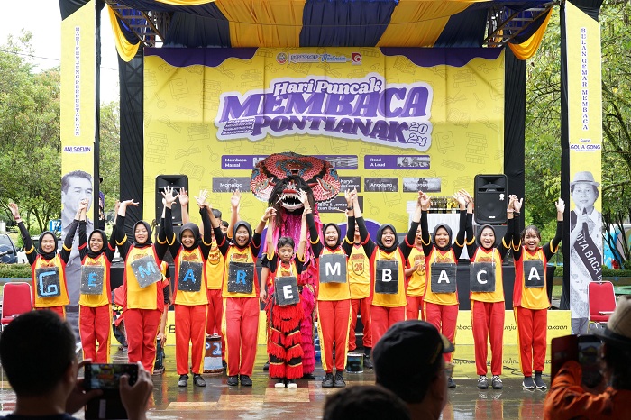 YEL-YEL: Para pelajar menampilkan yel-yel untuk mengkampanyekan gemar membaca di kalangan masyarakat.