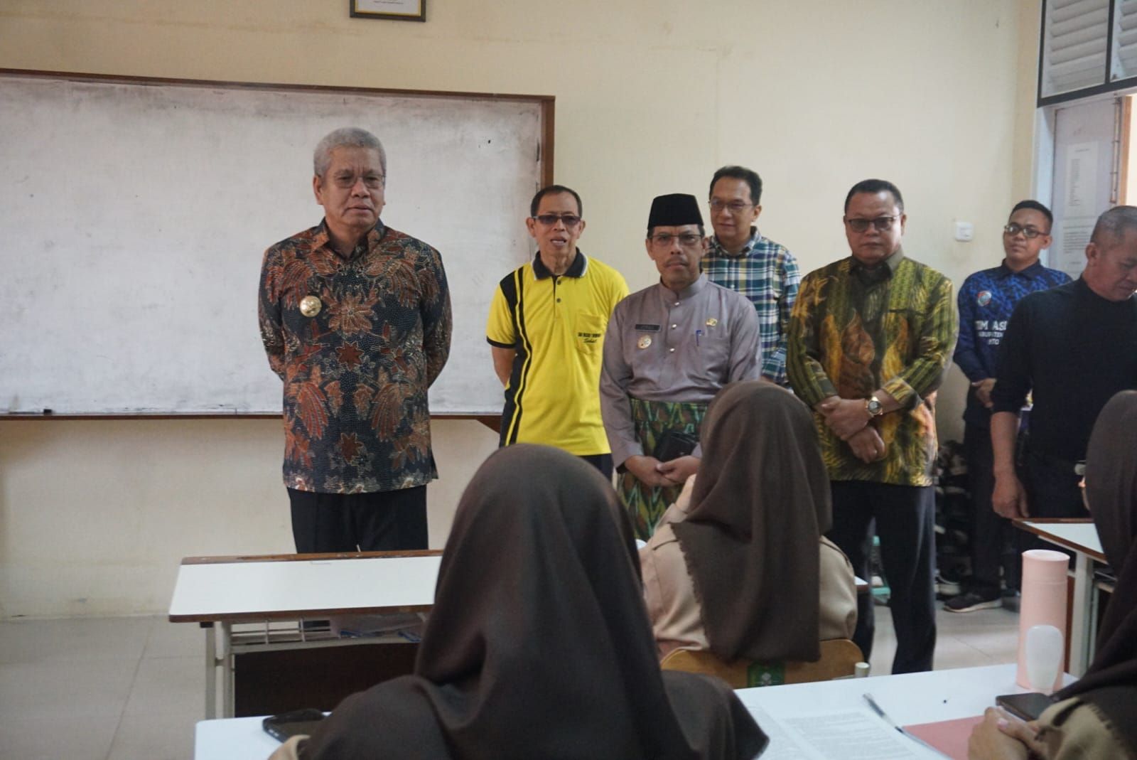 KUNJUNGAN: Penjabat Gubernur Kalbar Harisson saat berkunjung ke SMAN 1 Mempawah.