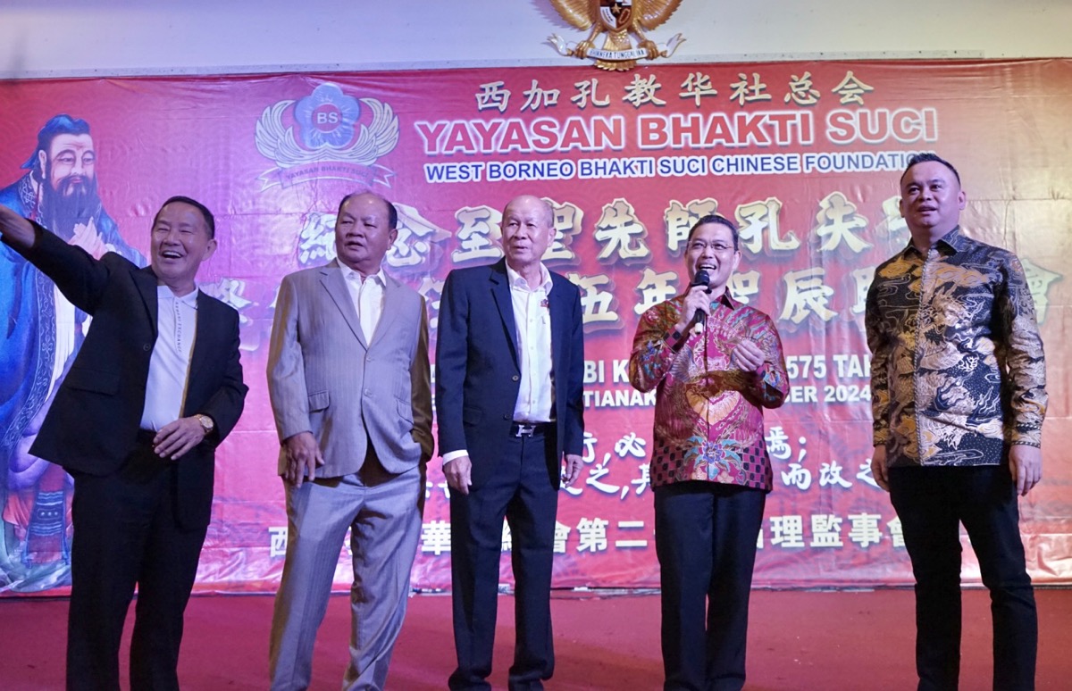 Ria Norsan saat menghadiri acara Yayasan Bhakti Suci di Aston Pontianak.