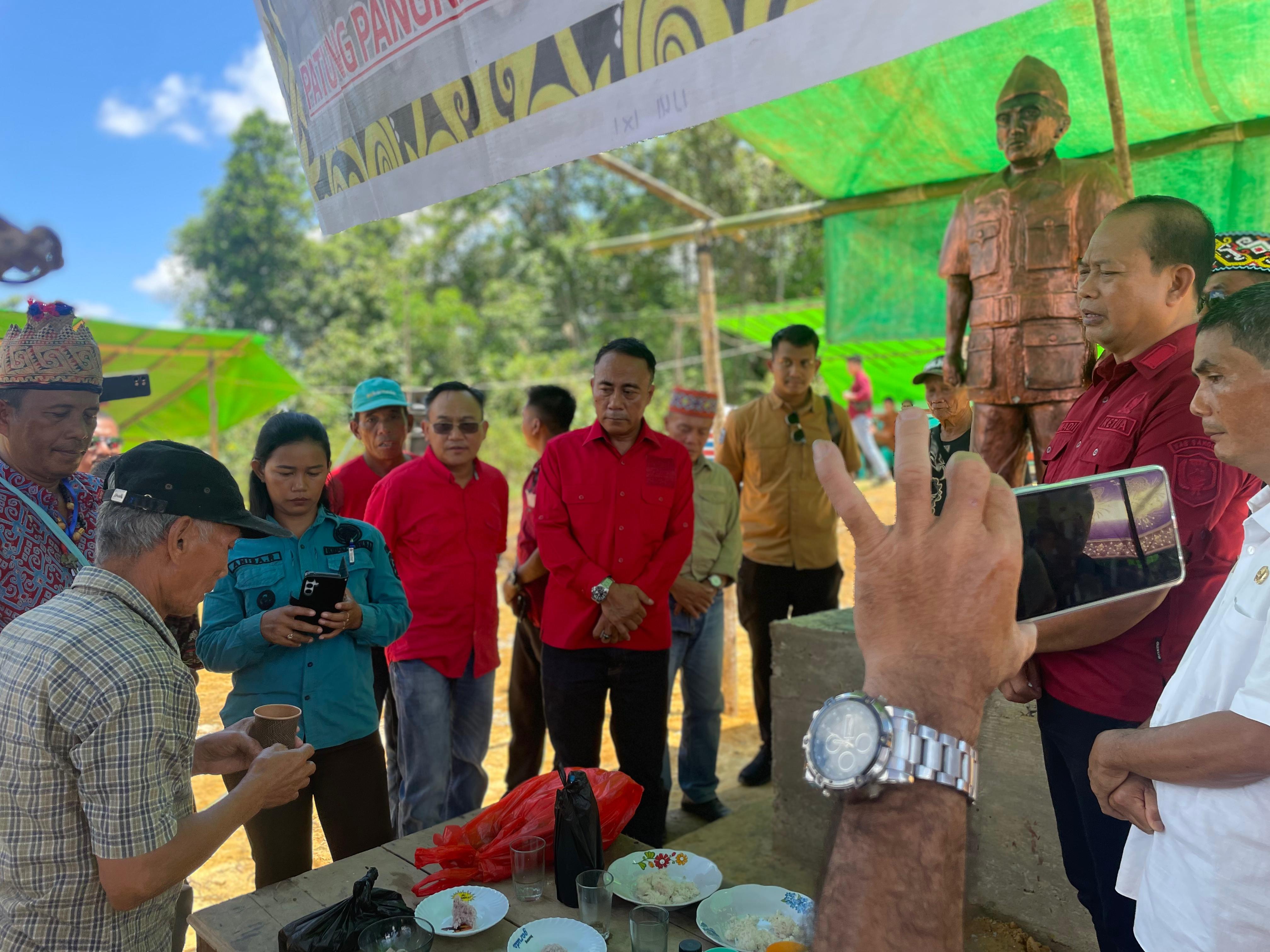 Krisantus saat peresmian Patung Pangrang Dat Nayau, tokoh pejuang dari perbatasan.