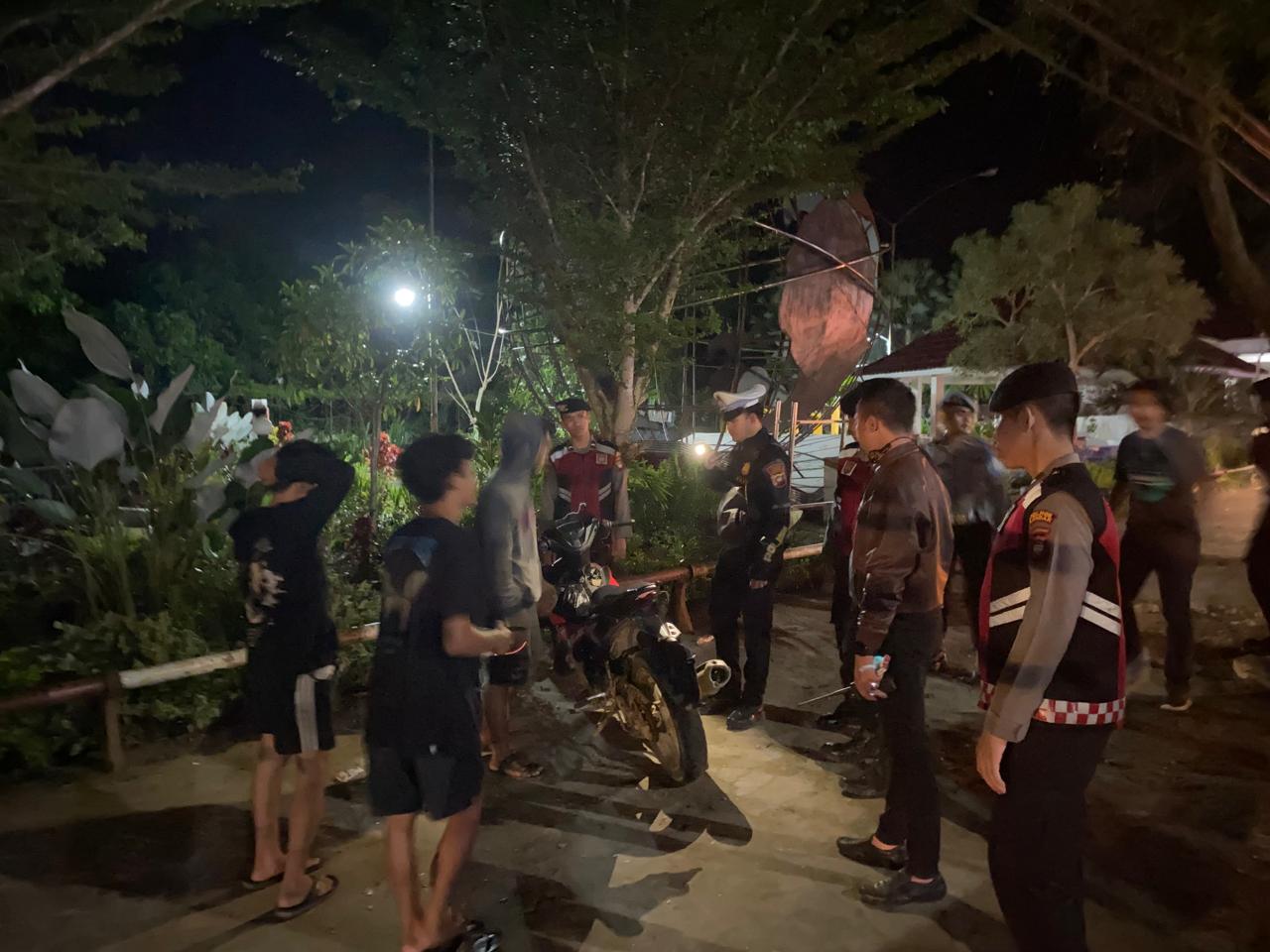 PATROLI: Anggota Polres Landak saat menggelar patroli di sejumlah titik rawan untuk mencegah&nbsp; kejahatan di malam hari.