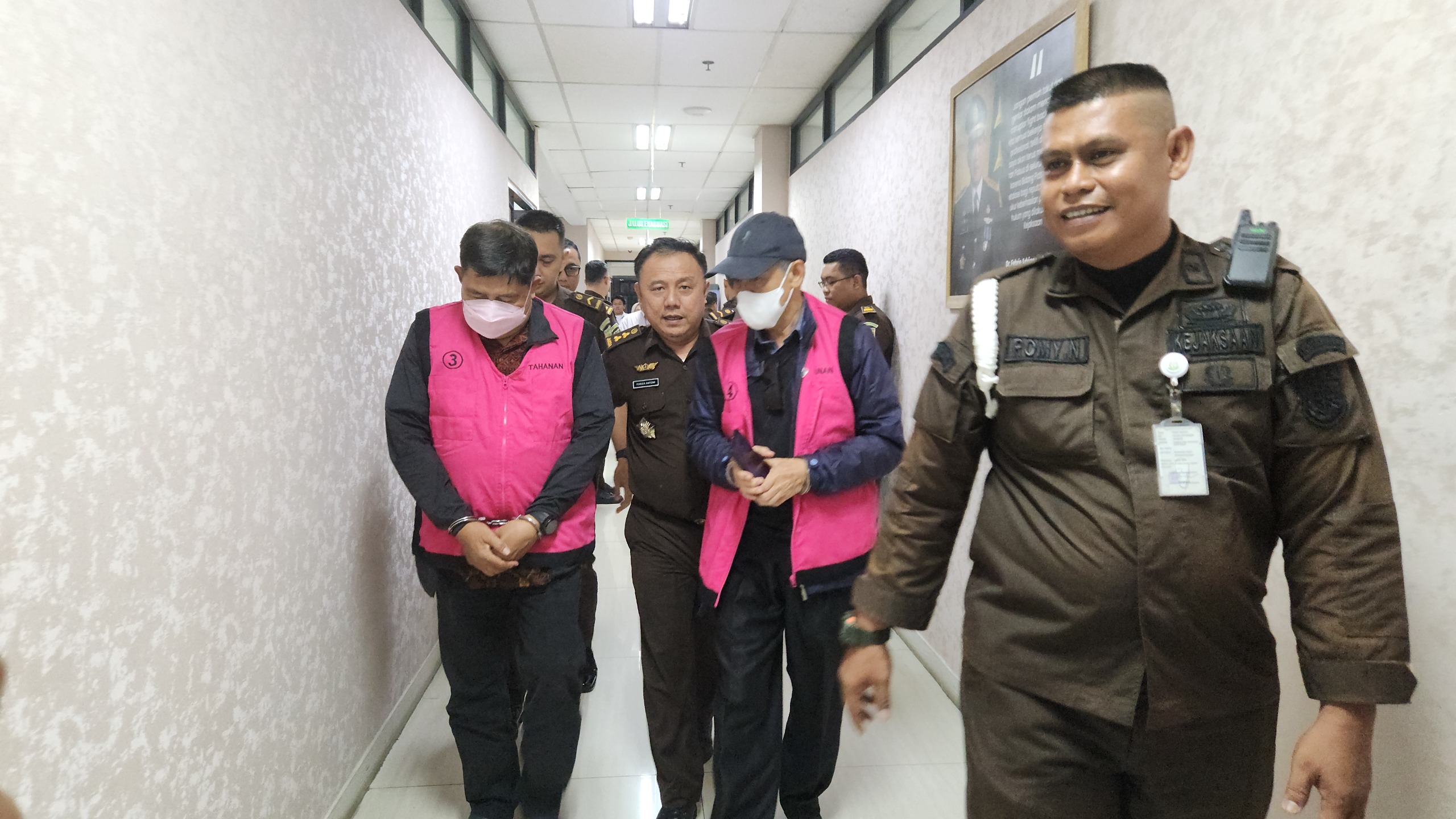 Tersangka, SI dan S diperlihatkan kepada wartawan di kantor Kejati Kalbar, Senin (30/9).