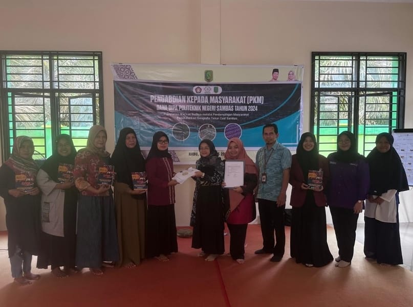 Sejumlah pengrajin kain cual terima draft Dokumen Deskripsi Produk Tenun Cual Sambas.